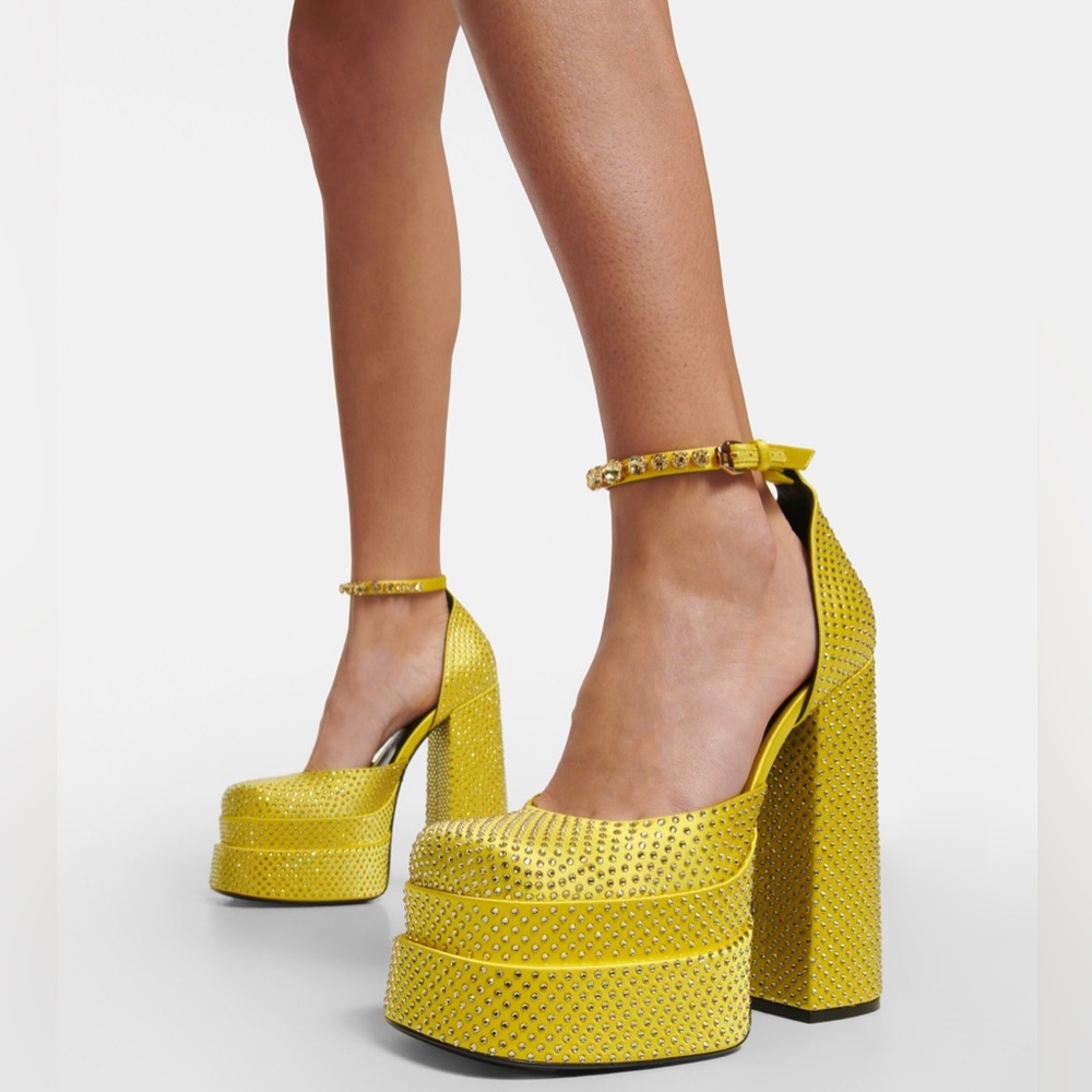 VERSACE NWT Medusa Aevitas embellished platform pumps size 37/7 Mimosa Color